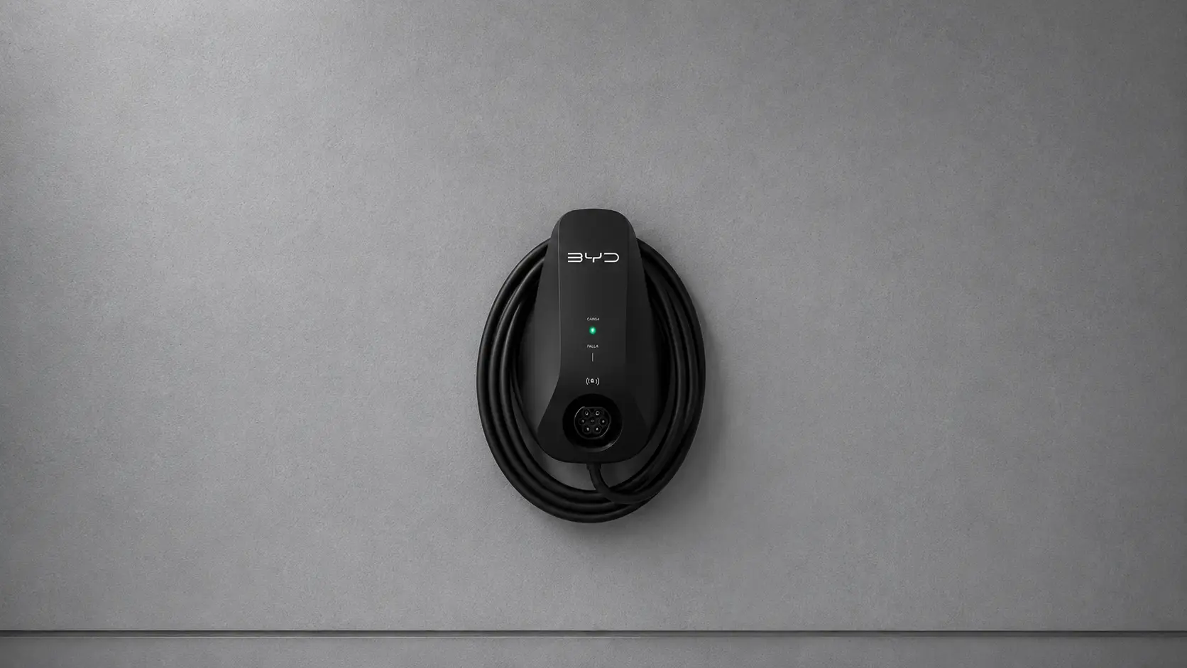 Cargador BYD a 220V instalado en pared residencial con indicador verde de carga activa