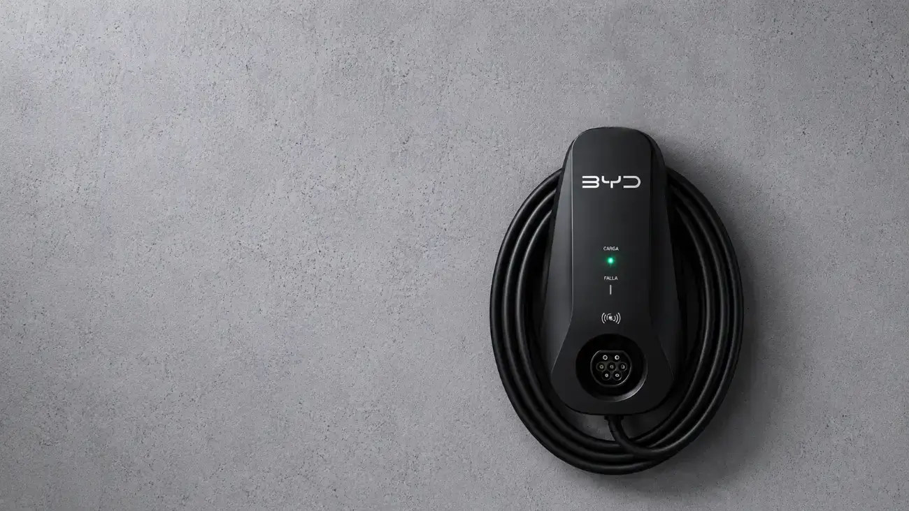 Cargador BYD a 220V instalado en pared con indicador verde de carga activa