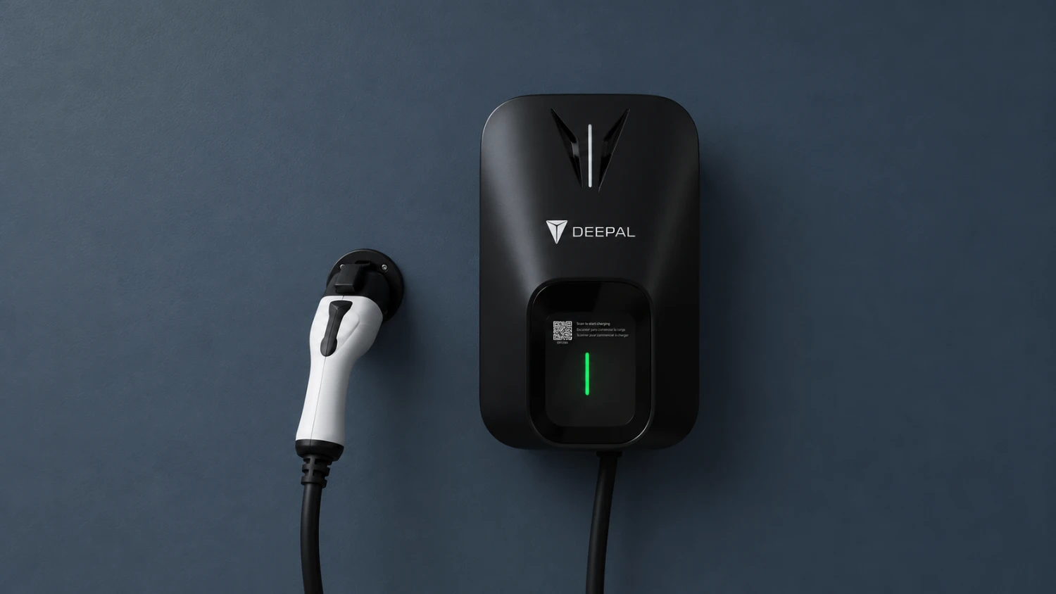 Cargador Deepal a 220V en pared residencial con indicador de carga activa