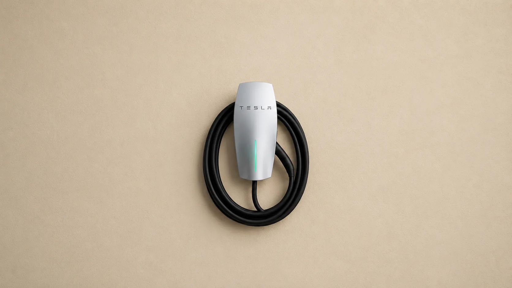 Cargador Tesla a 220V instalado en pared residencial con indicador de carga activo