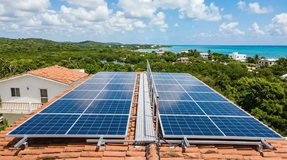 Paneles solares instalados en techo residencial frente al mar Caribe